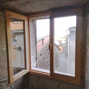 Ventana de madera abierta