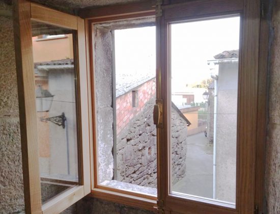 Ventana de madera abierta