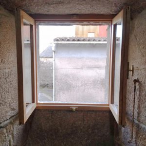 Ventana de madera abierta