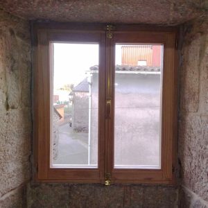 Ventana de madera abierta