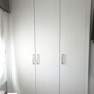 armario blanco con tiradores plateados