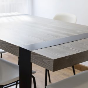 Mesa gris con estructura metálica en negroMesa gris con estructura metálica en negro