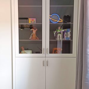 Armario de habitación infantil con cristalera y estanterías lacado blanco con interior negro