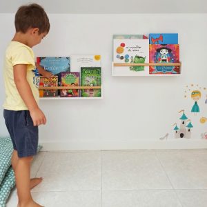 Habitación de juegos para niños con estanterías para libros