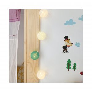 Habitación de juegos para niños, decorada con panelado de madera, estanterías y luces